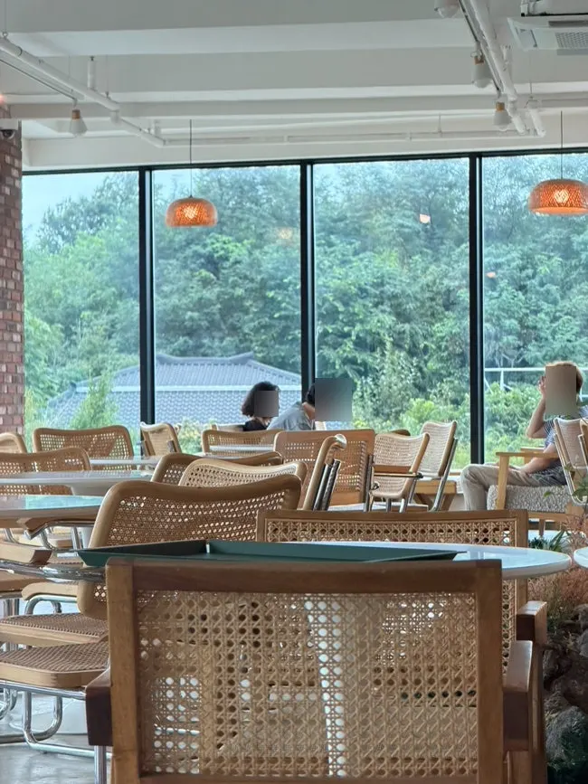 Closing scene of the family visit to Cafe Neorae