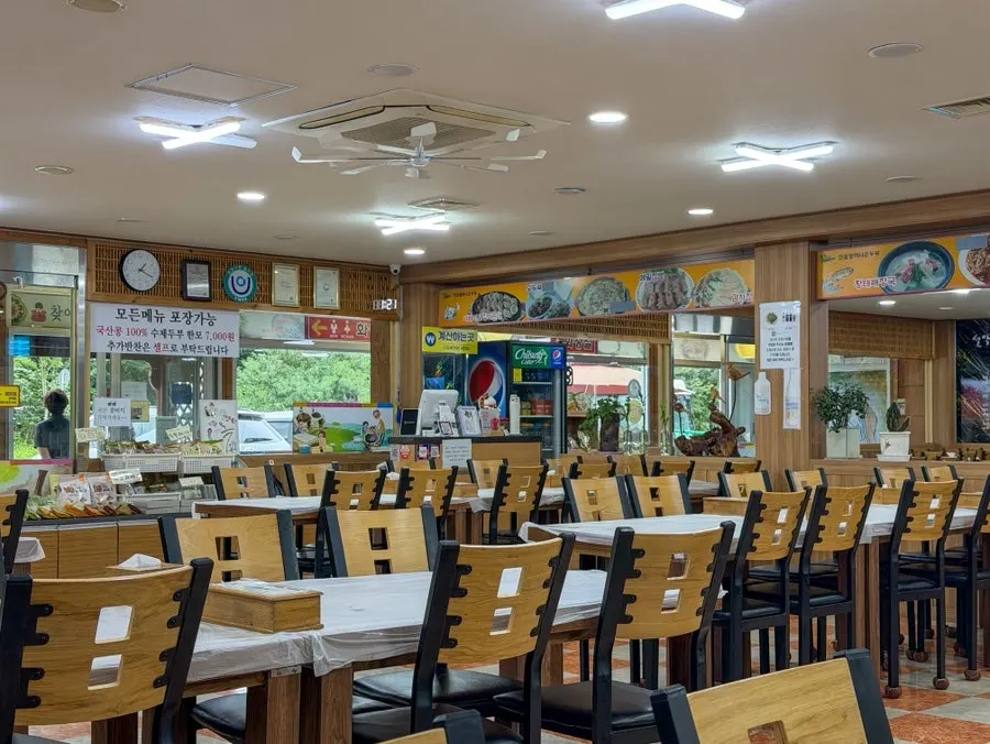 Seating area with group tables at Jinsol Halmeoni Sundubu