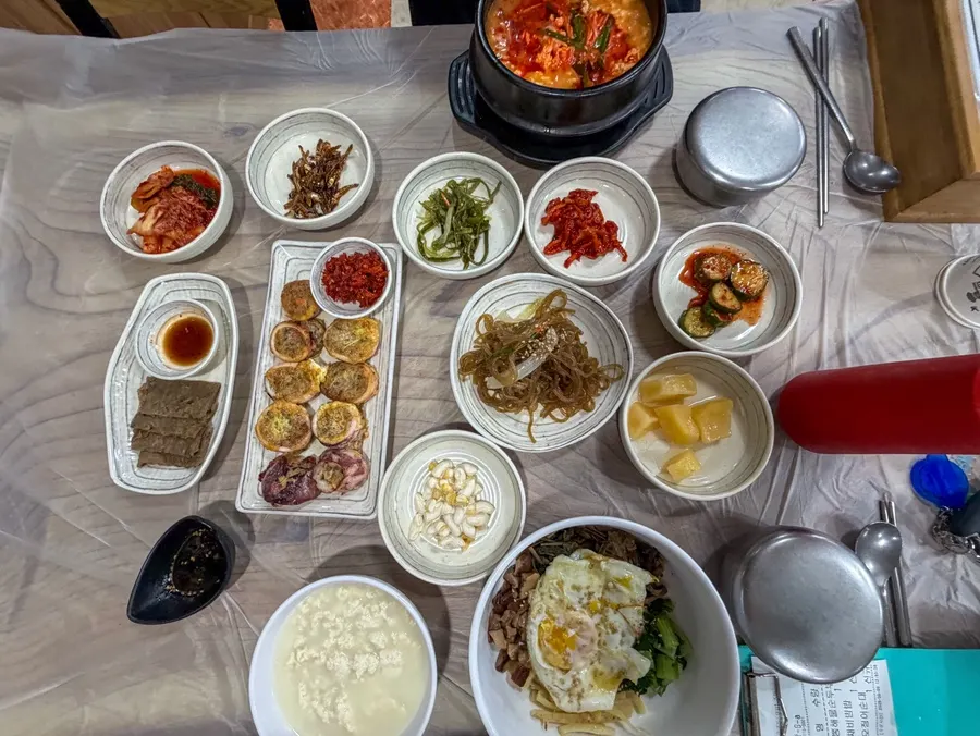 Full table with 9 side dishes and the ordered dishes