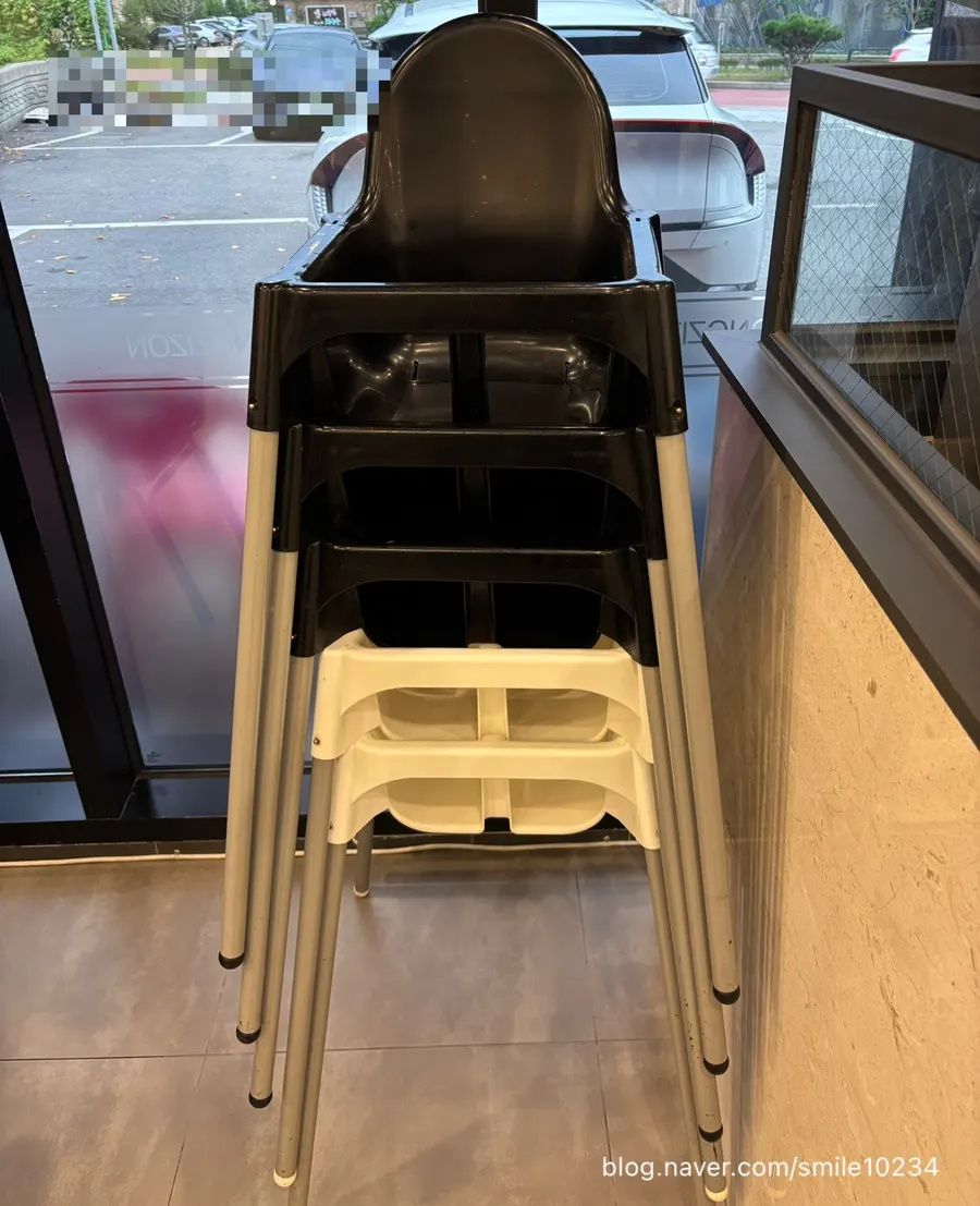 Different types of restaurant seating