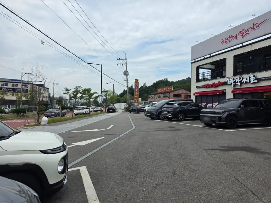 매장 앞 넉넉한 주차장