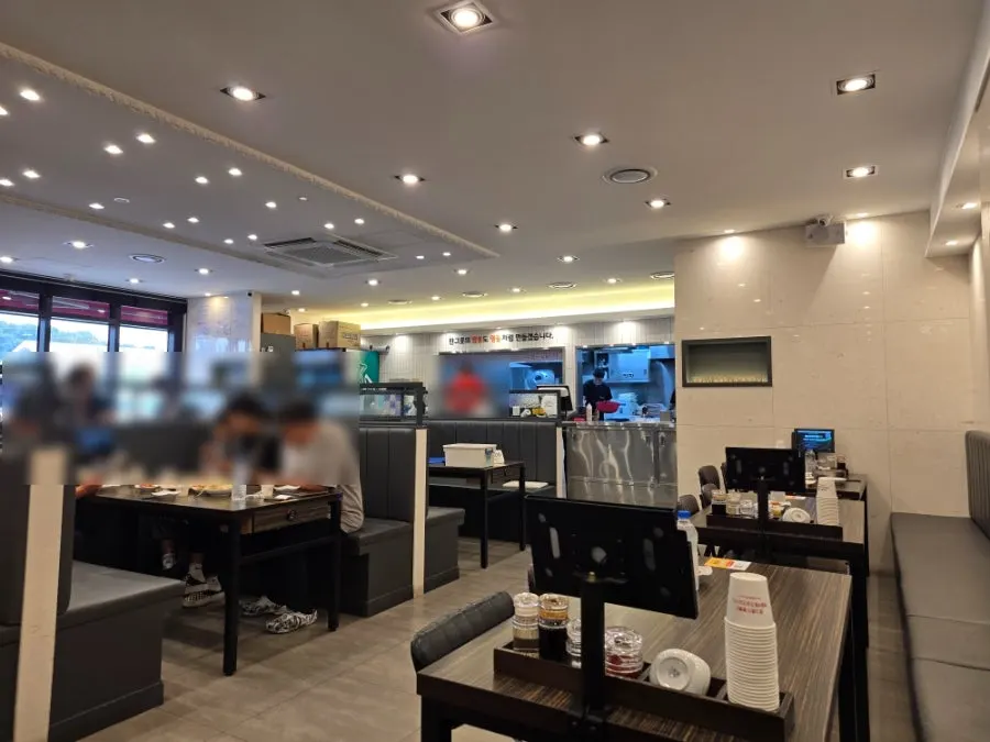좌석이 많은 매장 내부