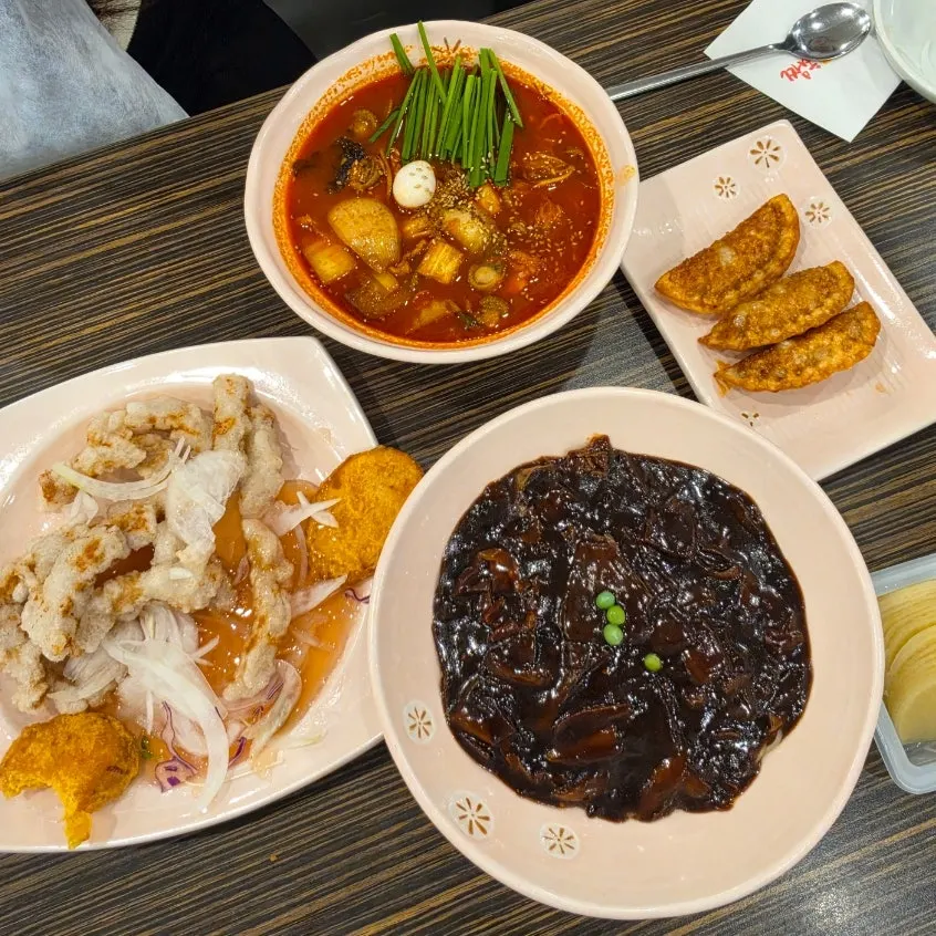 주문한 중식 메뉴 한 상