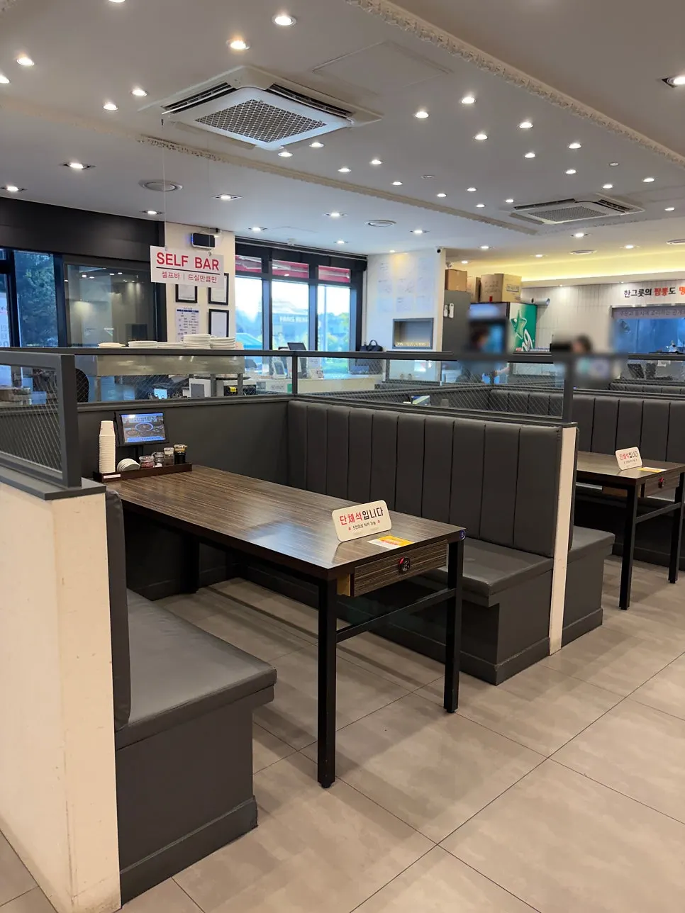 チャンポンジジョン西五陵店の広い店内