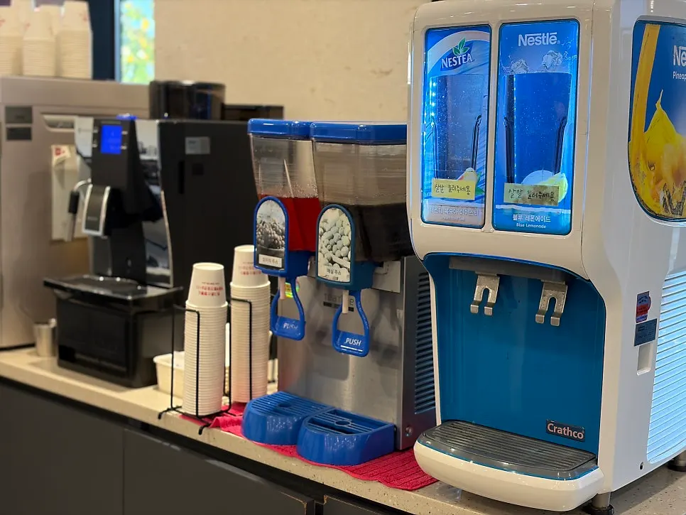 五味子ジュースやコーヒーなどの食後ドリンクコーナー