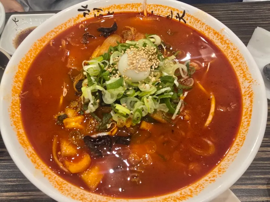 Rice noodles lifted out of the jjamppong broth