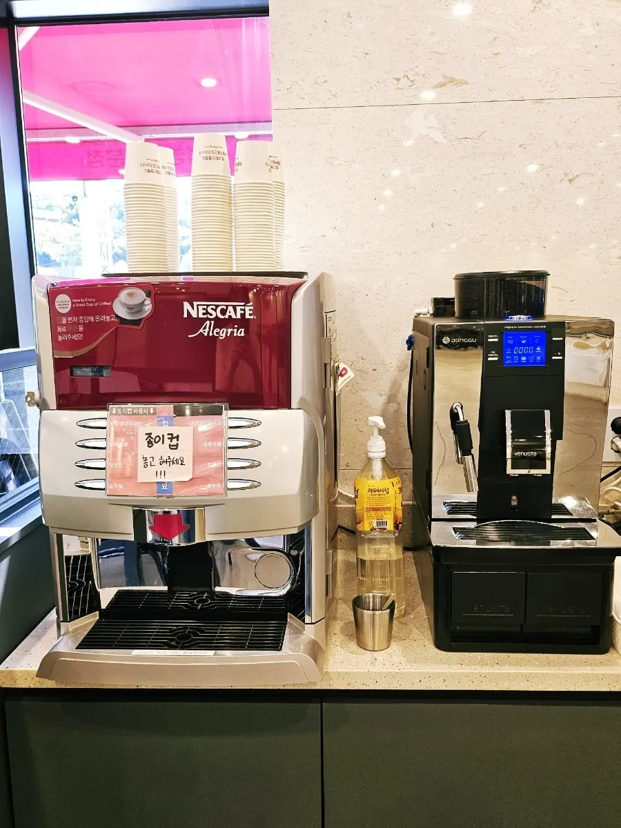 Drink corner with coffee and tea selections