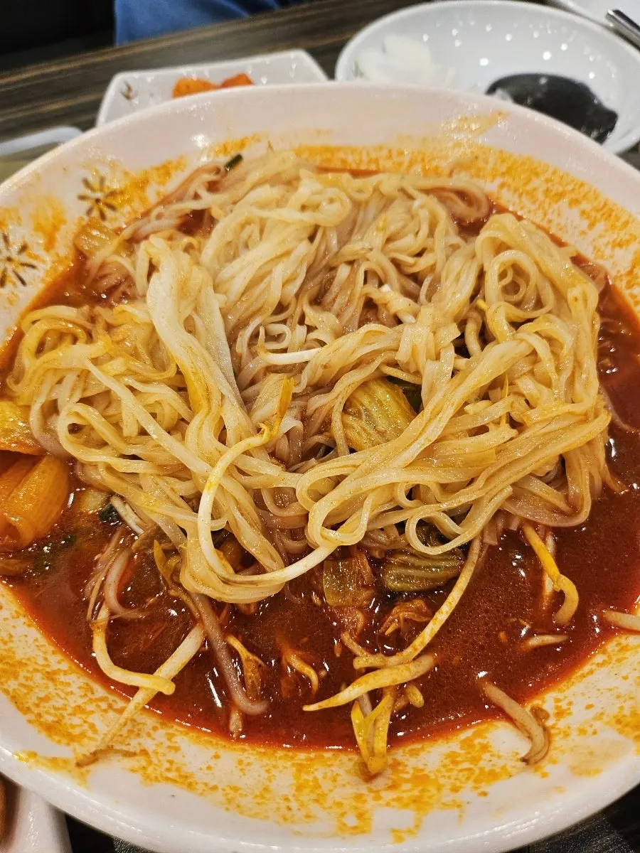 Rice-noodle jjamppong with added bean sprouts