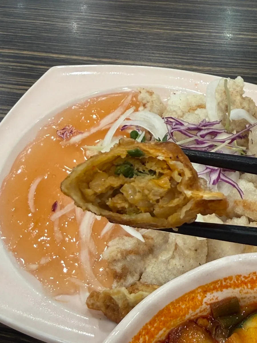 테이블에 제공된 새 생수