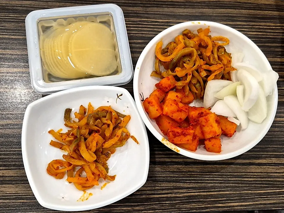 Table setting with ordered jjamppong and jjajangmyeon