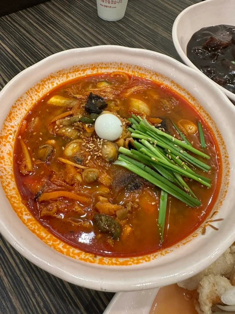 반찬과 식사 도구가 있는 셀프바