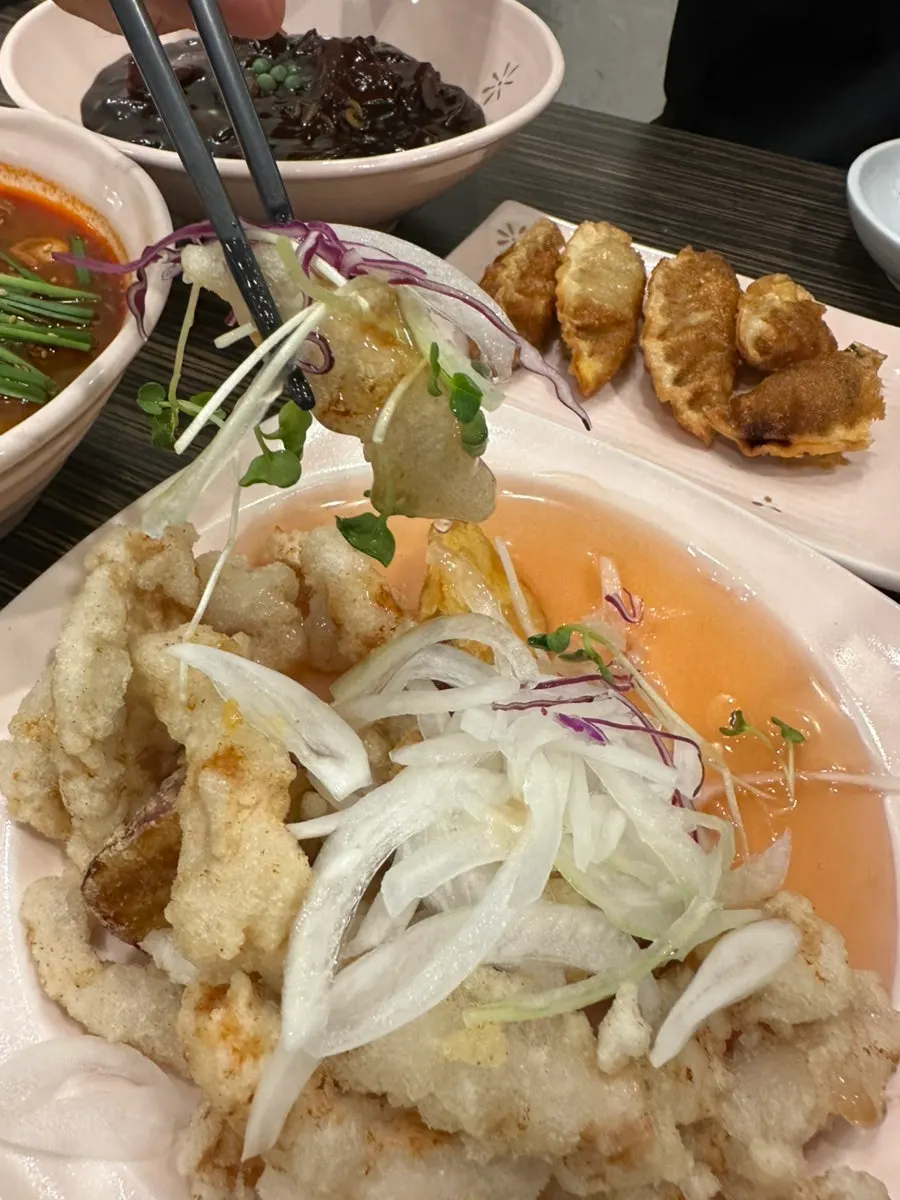 양념이 면에 감긴 짜장면