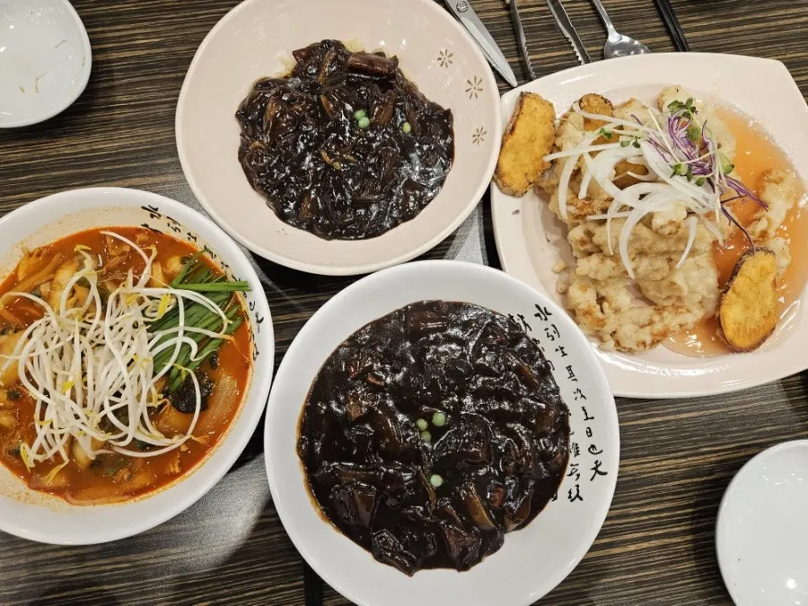커피와 음료가 있는 디저트 코너