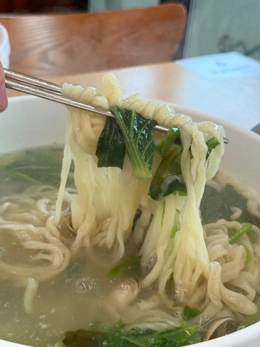 동죽조개가 가득 담긴 칼국수 국물