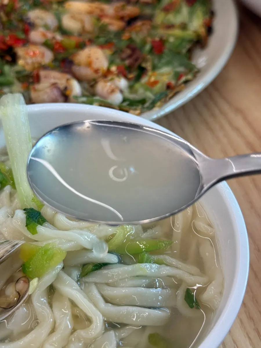 김이 모락모락 나는 동죽칼국수 한 그릇