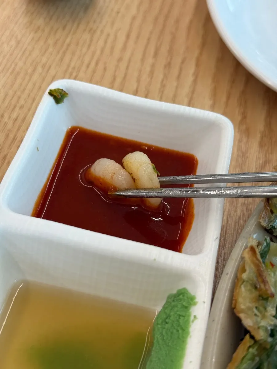 해산물이 씹히는 해물파전 클로즈업