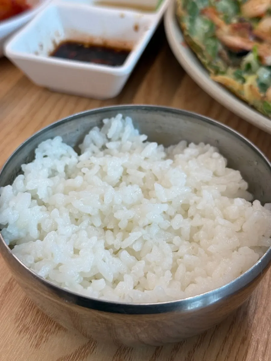 칼국수 면 위에 올린 겉절이 김치