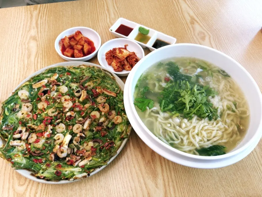 동죽칼국수와 해물파전이 함께 차려진 상차림