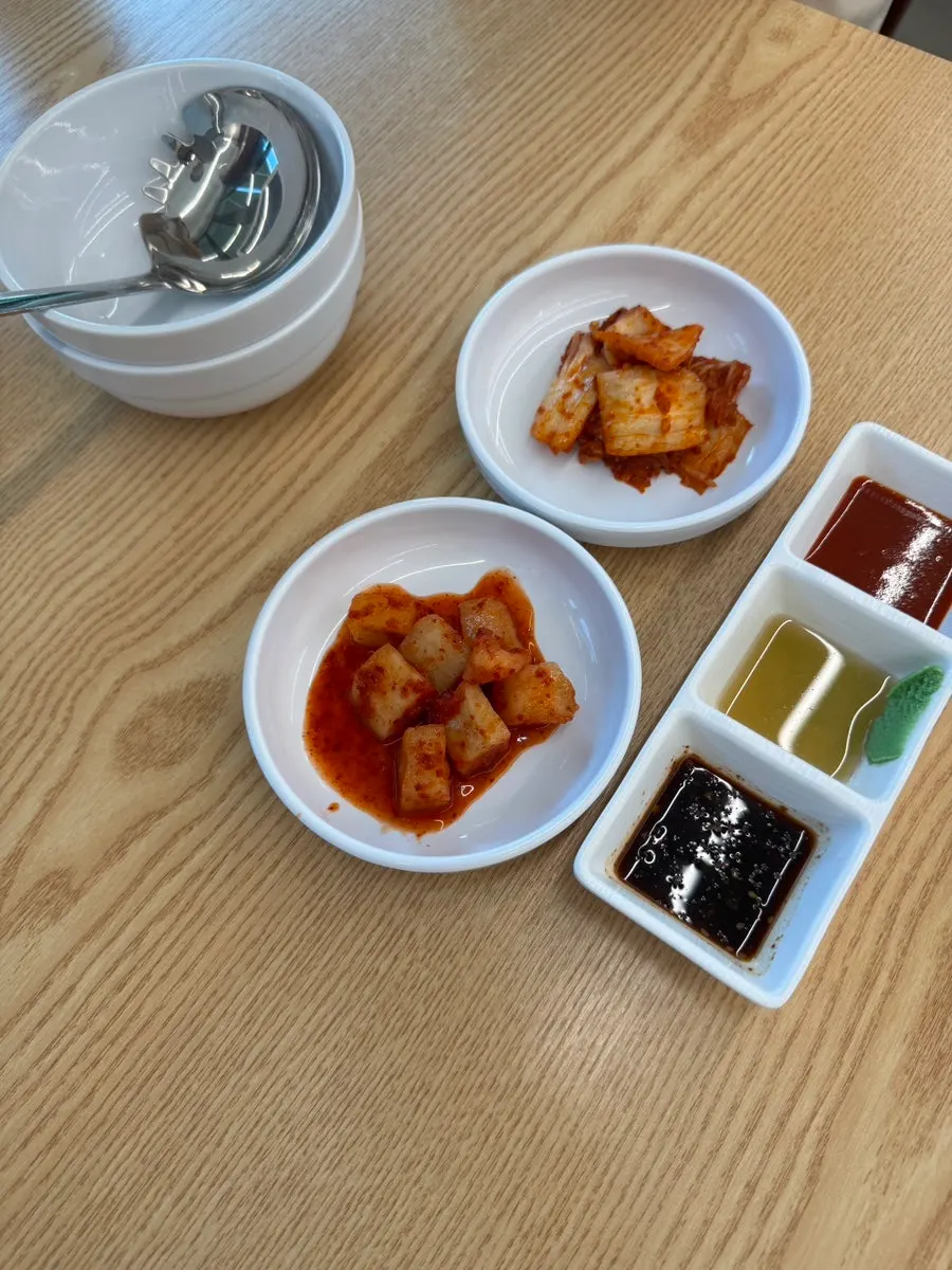 기본 찬 김치와 깍두기, 파전용 3종 소스