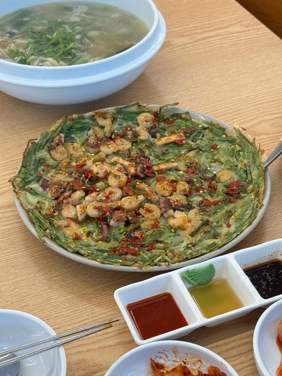 테이블에 차려진 동죽칼국수와 해물파전