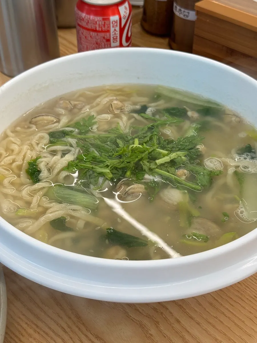 동죽이 수북하게 올라간 동죽칼국수