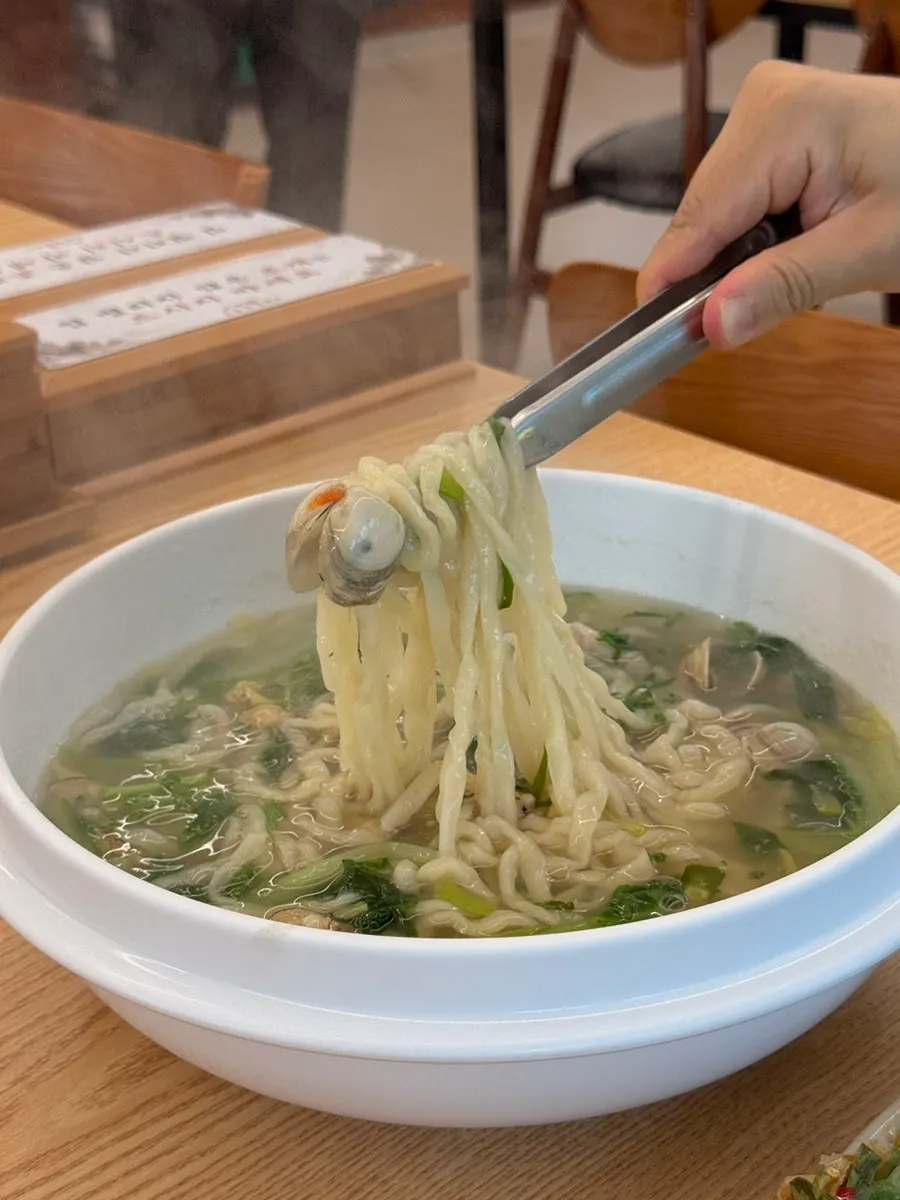 청양고추를 넣은 동죽칼국수 국물과 면