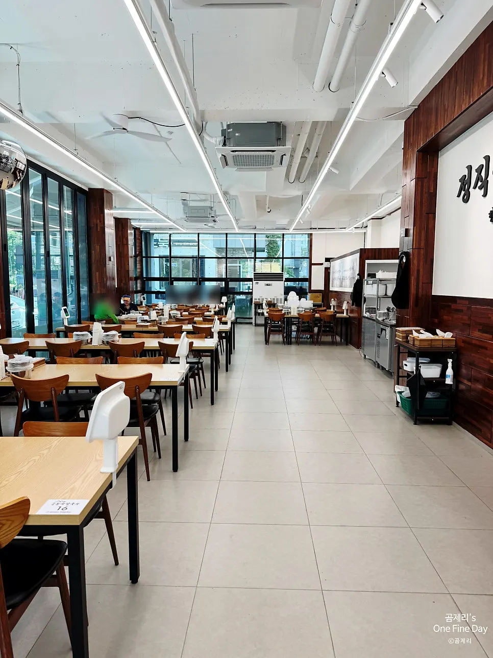 Entrance of Seosan Dongjuk Kalguksu with parking space in front