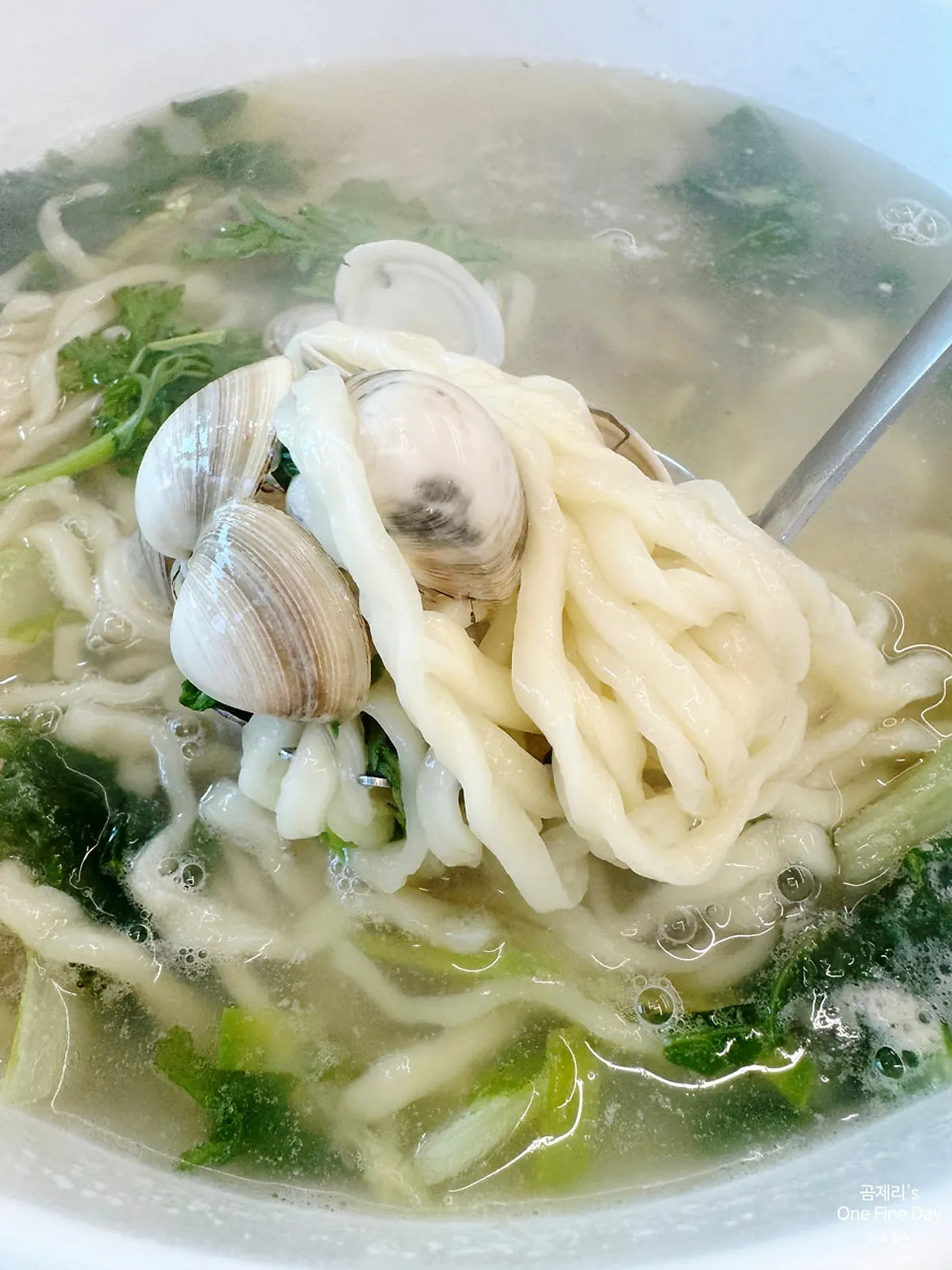A ladle full of dongjuk clams scooped from the kalguksu