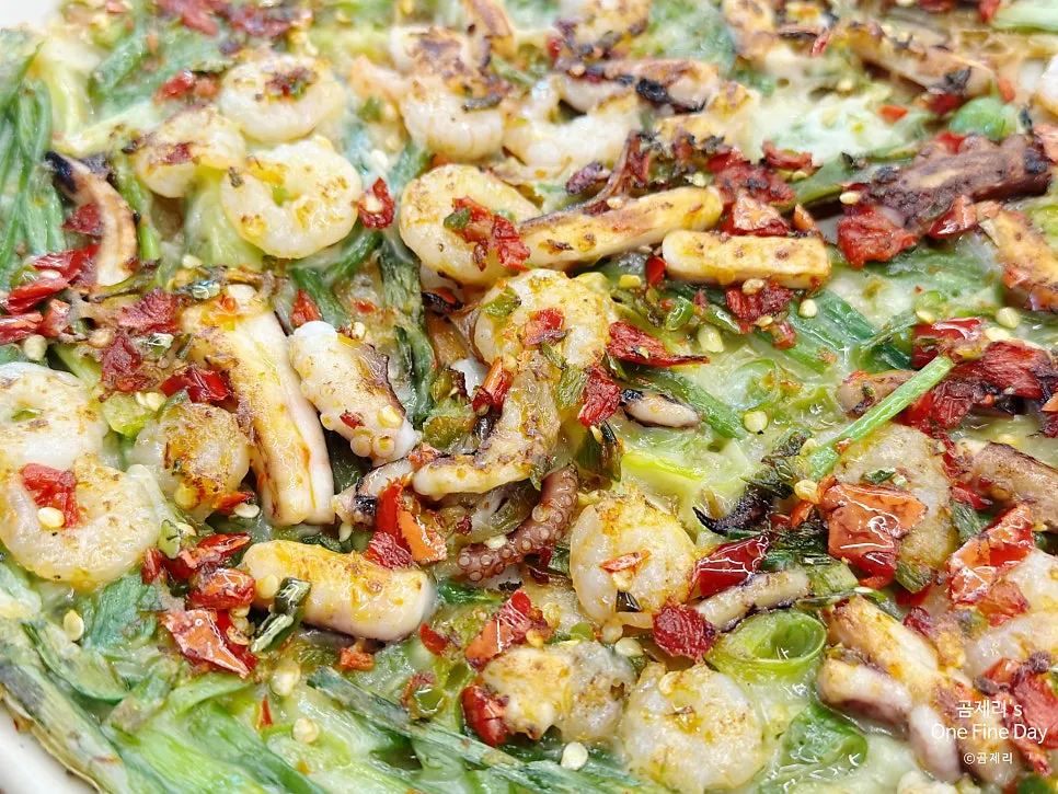 Cross-section of the crispy fried seafood pancake