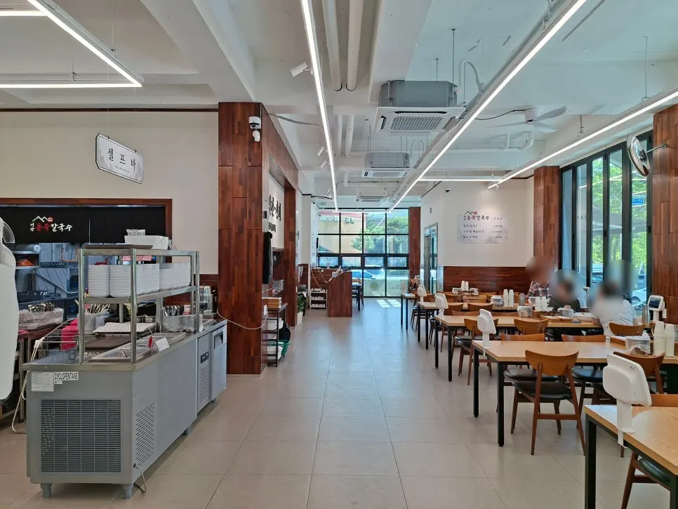 Clean interior of Seosan Dongjuk Kalguksu