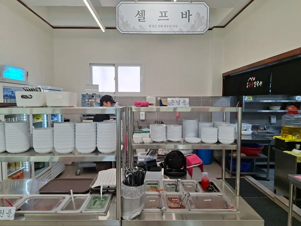 Seating and interior atmosphere at Seosan Dongjuk Kalguksu