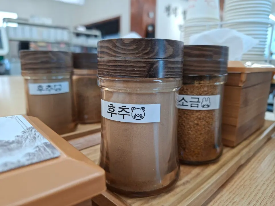 Tidy self-serve bar at Seosan Dongjuk Kalguksu