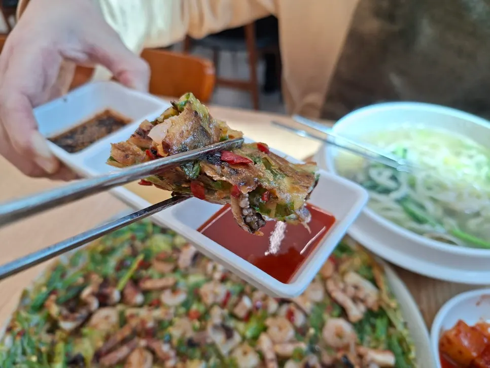 Cross-section of the crispy seafood pancake