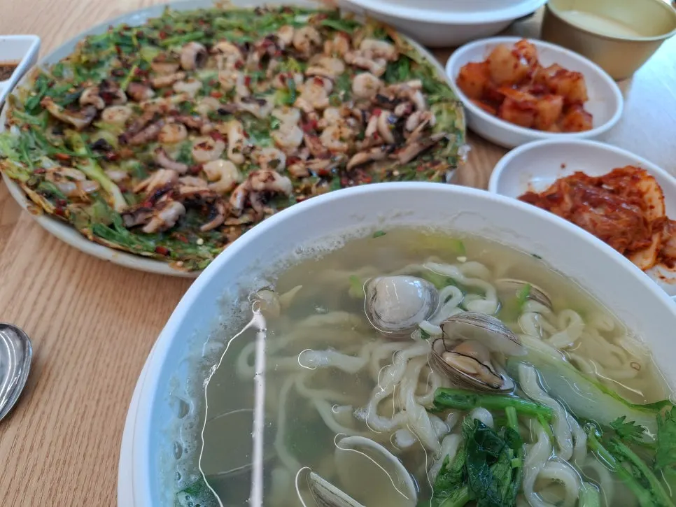 Dongjuk kalguksu ordered with extra cheongyang chili