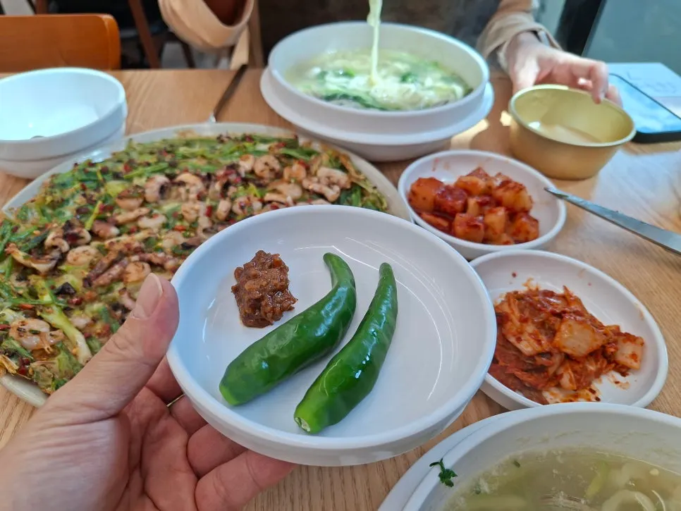 Cheongyang chili in the broth alongside kimchi and kkakdugi