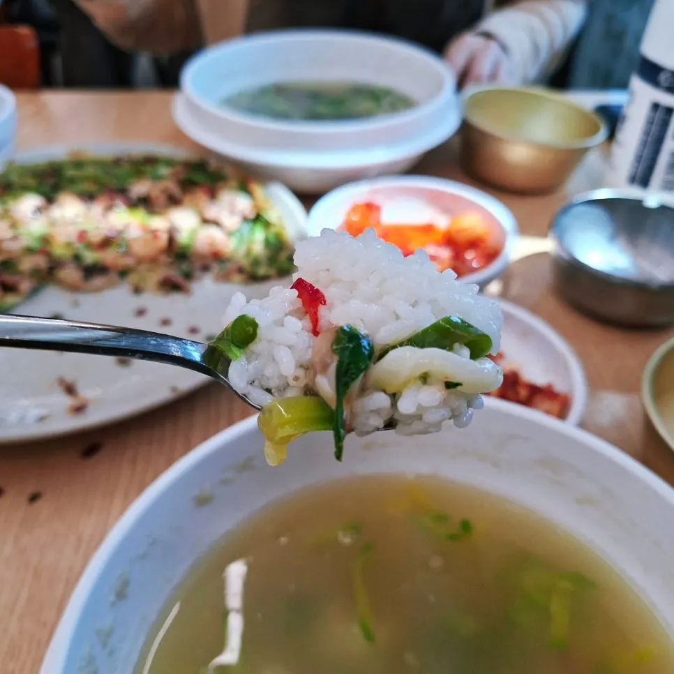 Table at Seosan Dongjuk Kalguksu after finishing the meal