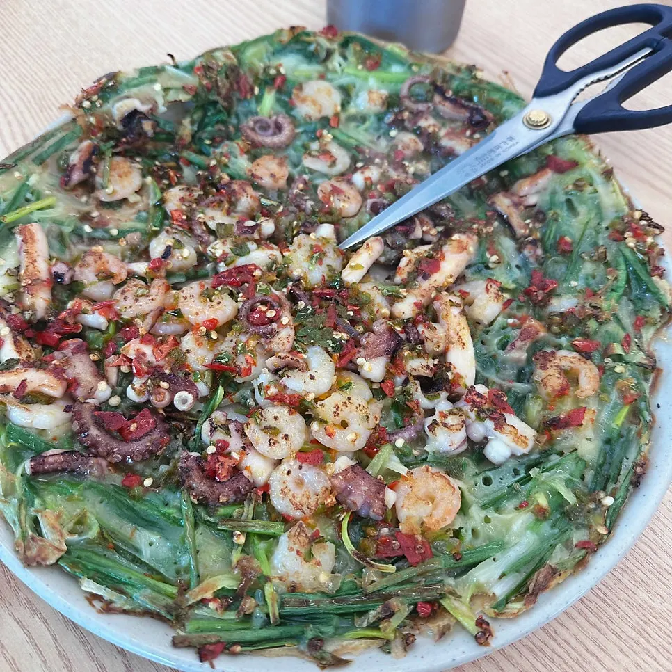 Dongjuk kalguksu loaded with surf clams