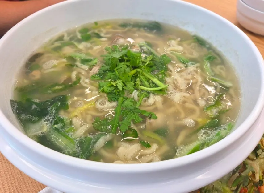 동죽 가득 담긴 동죽칼국수 한 그릇