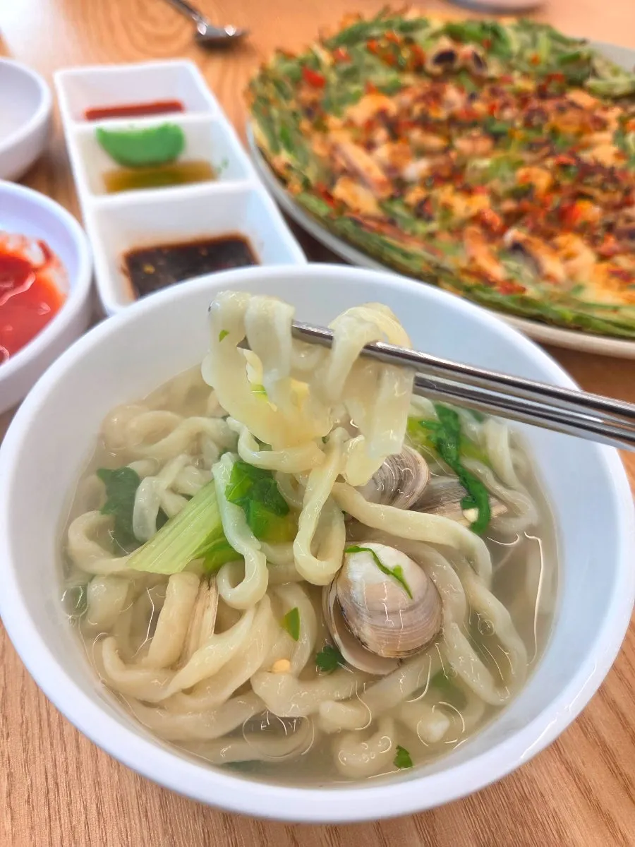 칼국수 면을 건져 올린 모습