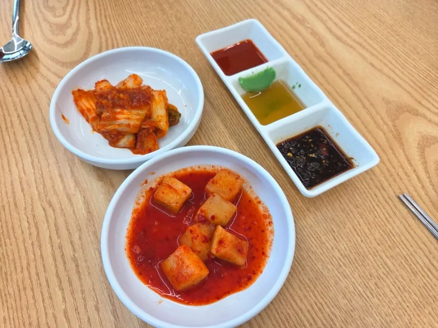 밑반찬 김치와 깍두기