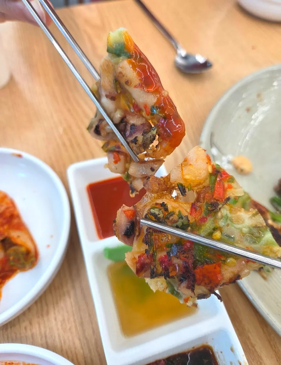 초장에 찍은 해물파전