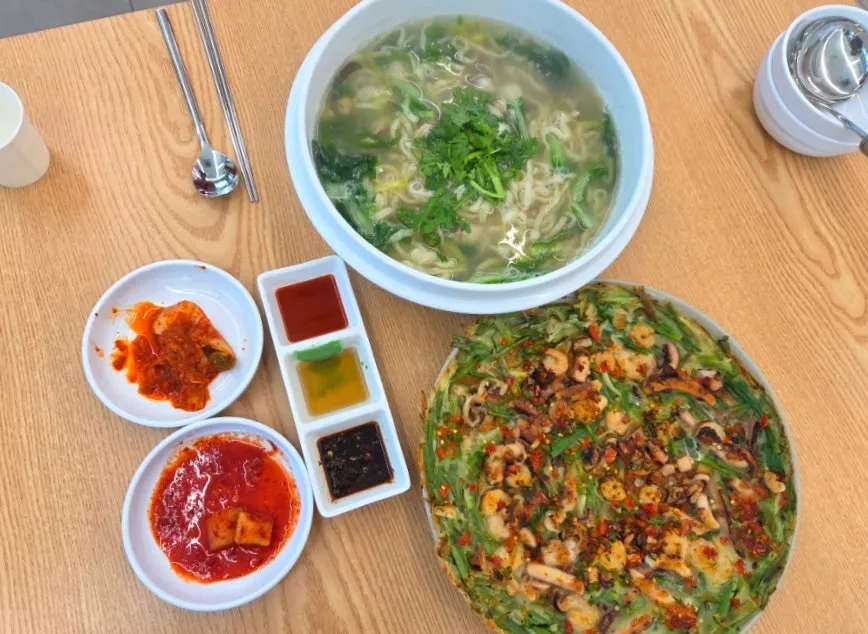 칼국수와 해물파전 푸짐한 한 상