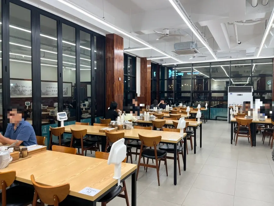 Dining hall seating from 4-person tables to group seating