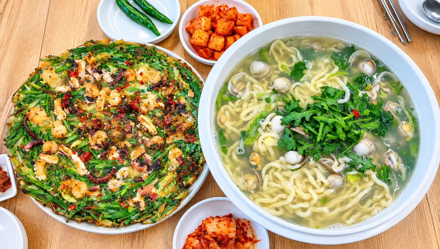 Cover image of Seosan Dongjuk Kalguksu in Gimhae