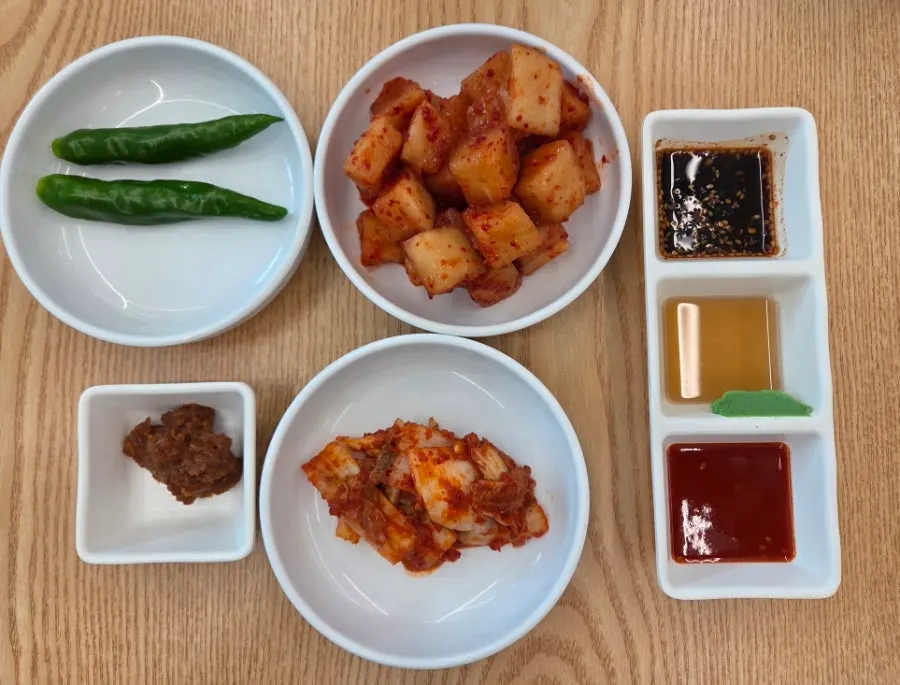 Kkakdugi and green chilies brought from the self-serve bar