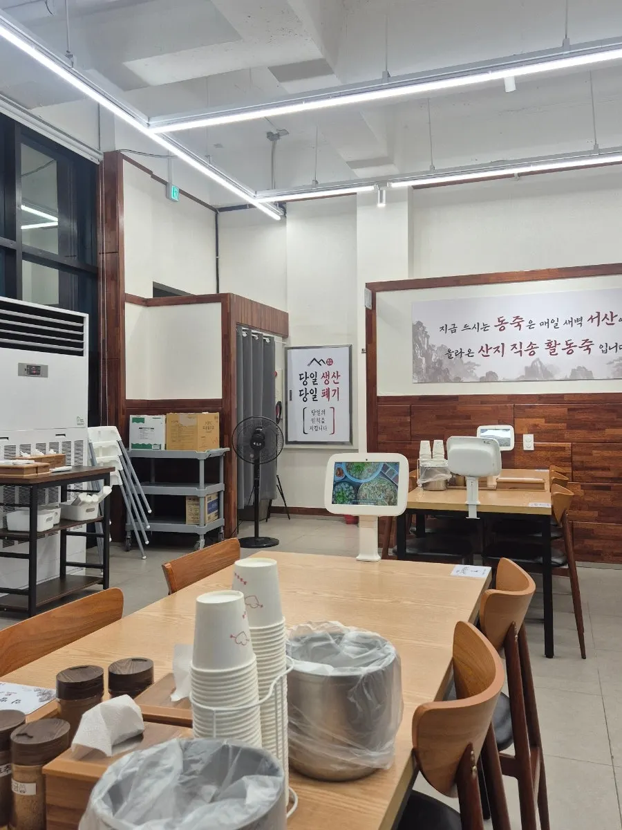 Neatly arranged table seating