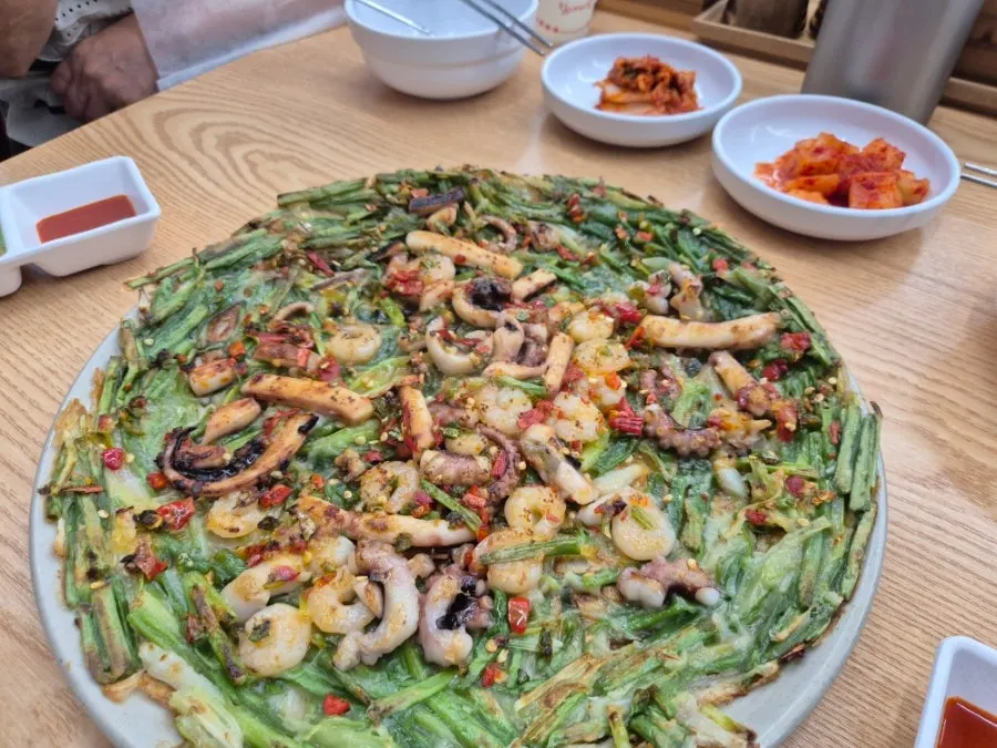 Plate of baechu kimchi and kkakdugi