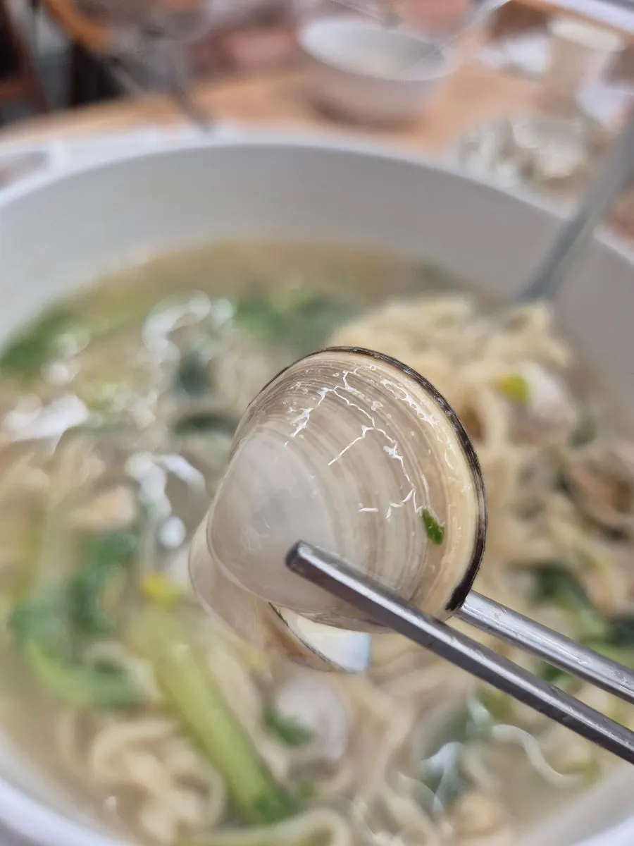 Kalguksu broth full of clams