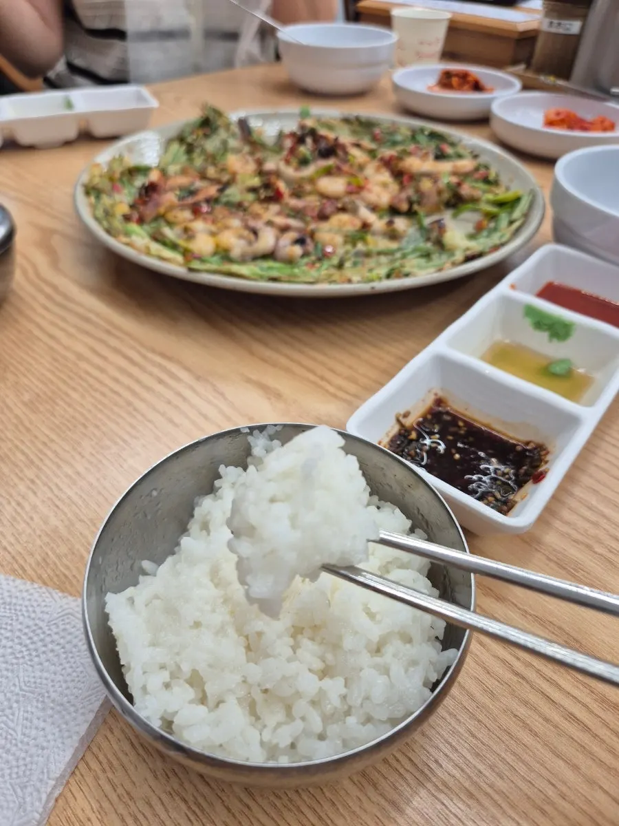 Finishing the meal with rice mixed into the clam broth