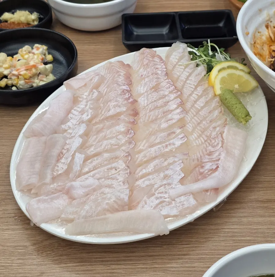 A plate of thickly sliced medium flounder sashimi